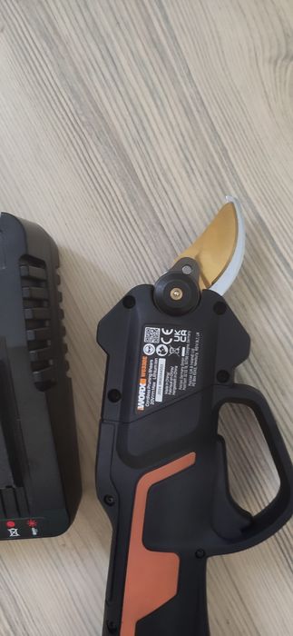 Vând foarfeca electrica Worx