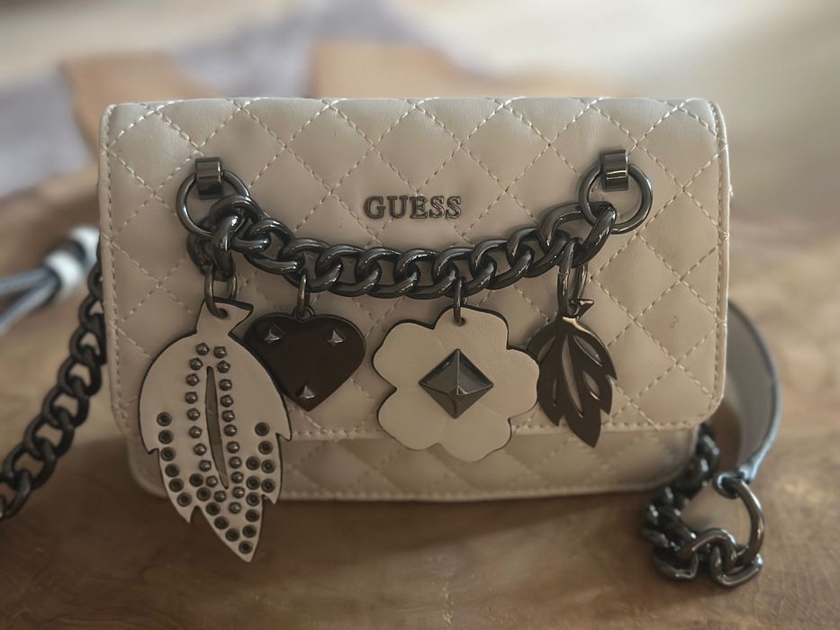 Дамски чанти Guess