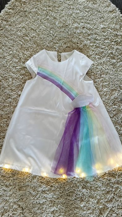 Rochie albă cu lumini curcubeu