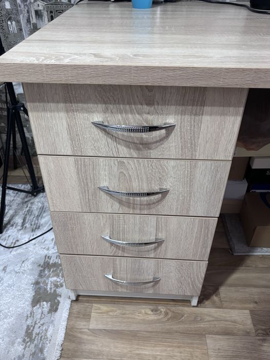 Продам стол с тумбой