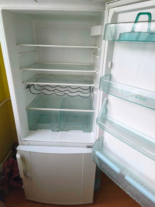 Хладилник Electrolux ERB 2945 с работеща камера (за части)