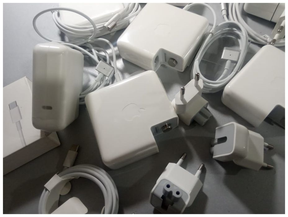 на MacBook - зарядка, блок питания, щнур макбука