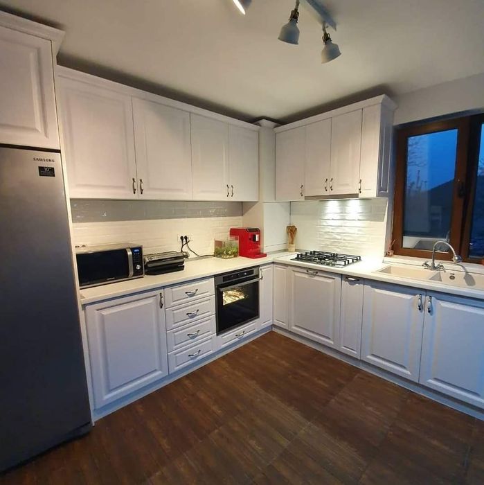 Bucatarie realizata din mdf cu fronturi frezate