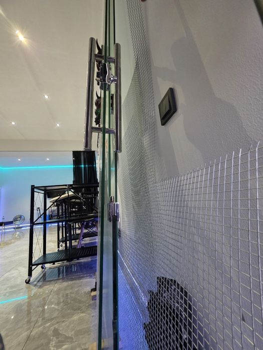 Продается стеклянная дверь