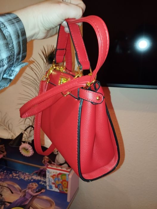 Женская сумка красного цвета