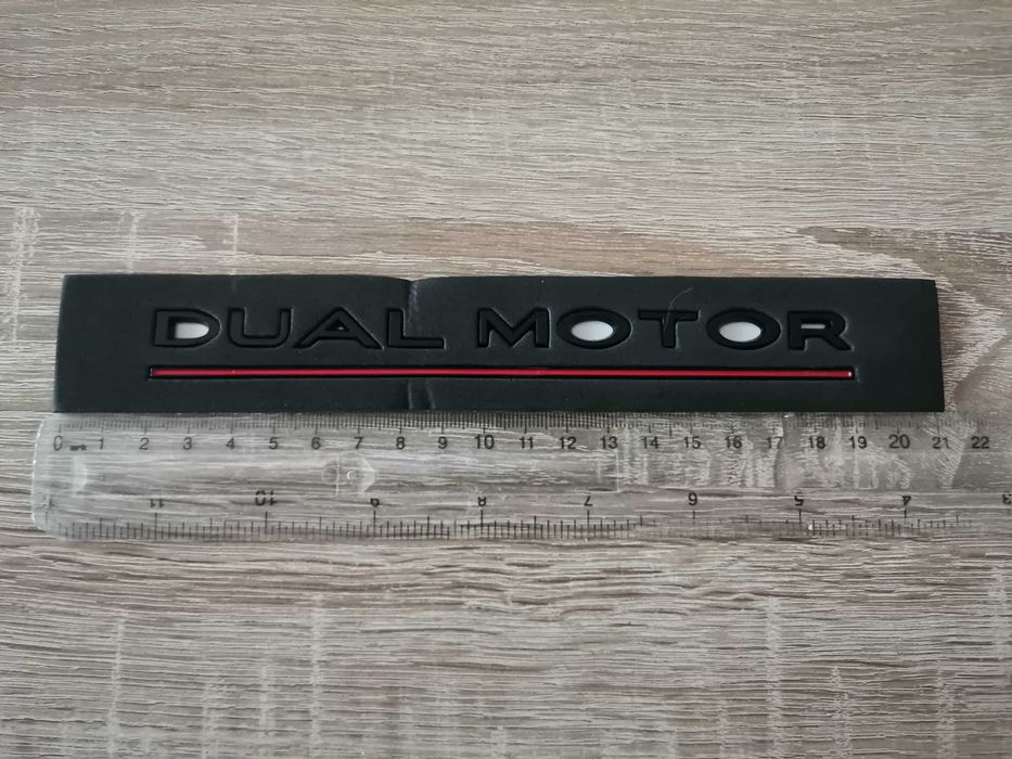 Tesla Dual Motor черен гланц с червено надпис