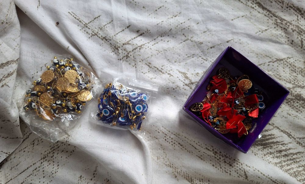 Măturici decorative și ace de siguranță cu ochi de deochi