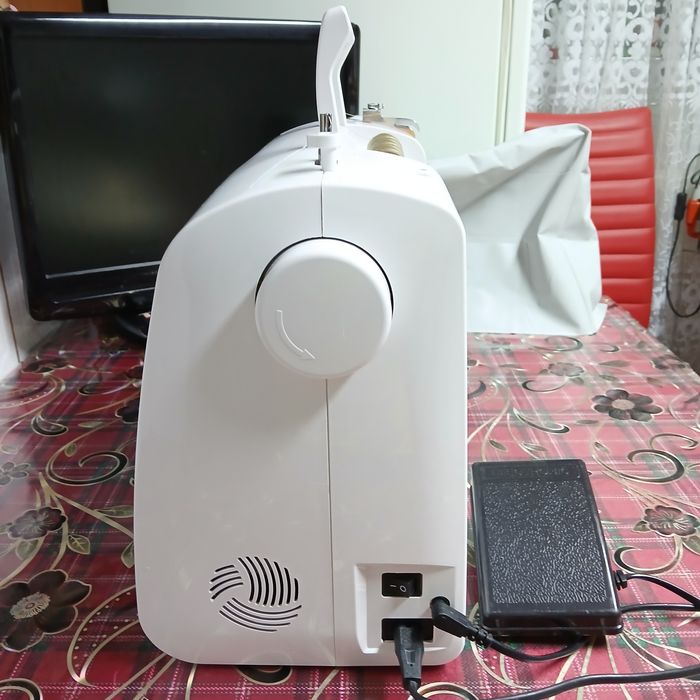 Masina de cusut SINGER SC220 cu butoniera automata dintr-un singur pas