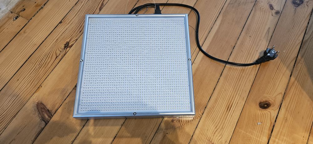 LED лампа – 30 × 30см