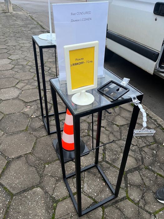 Кош за дрехи с колела и колона за аксесоари