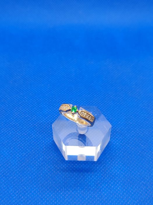 Златен пръстен с Колумбийски изумруд и диаманти