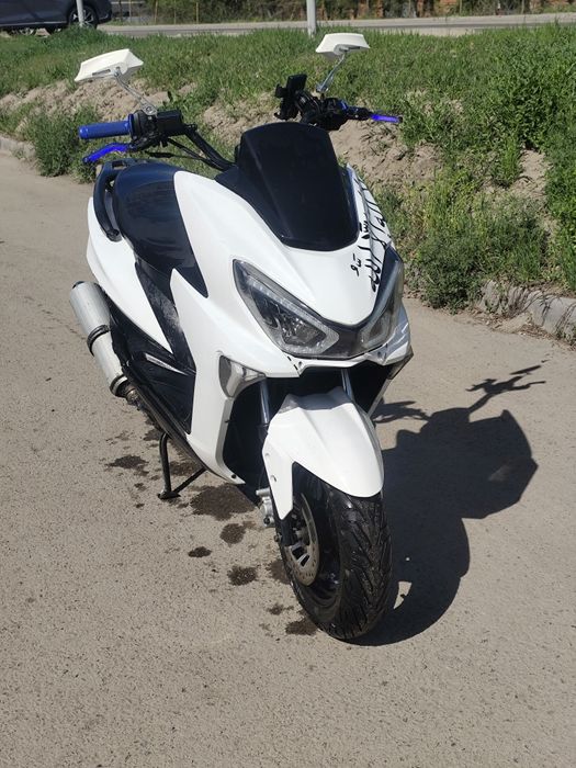 Продам макси скутер