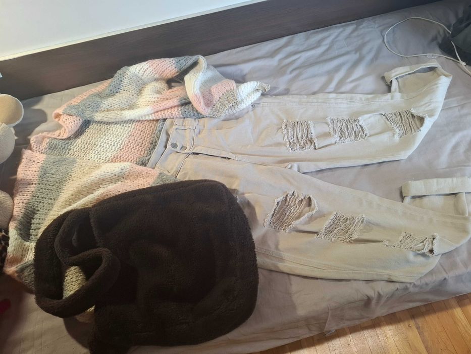 Дънки, жилетка и чанта