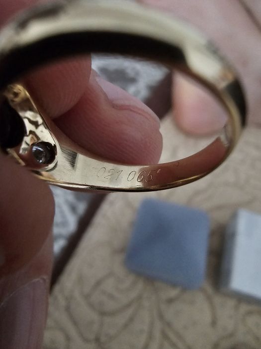 Inel aur 585 cu safir albastru 0,65 ctși doua diamante 0,21ct