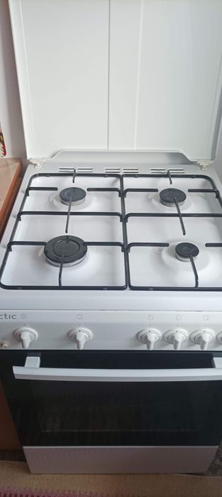 Vind aragaz arctic culoare alb cu patru ochiuri aprinderea electric