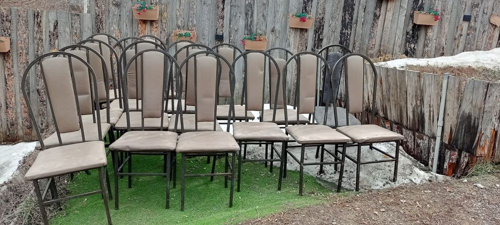 Стулья из железа.