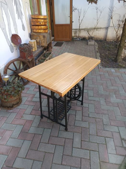 Masa exterior sau crama.