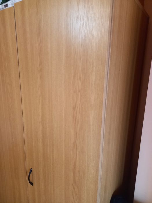 Vand obiecte de mobilier din lemn