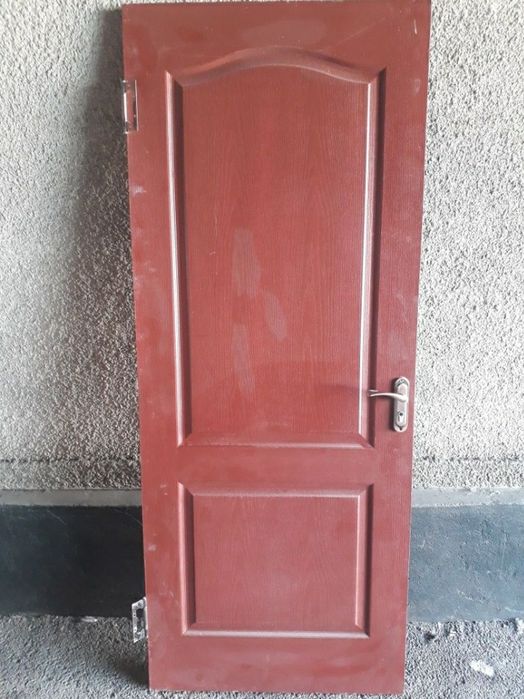 Продам деревянные двери хорошего качества. Целые г