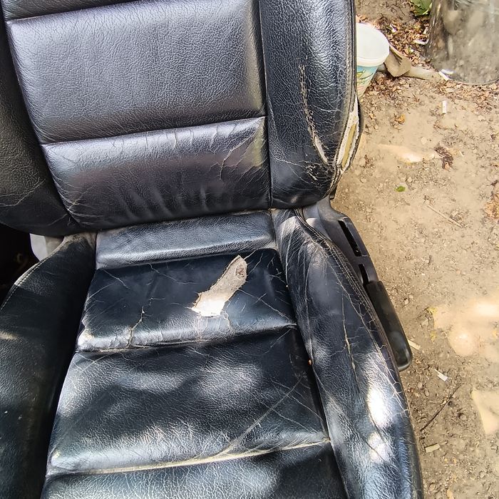 Кожен салон син на цвят