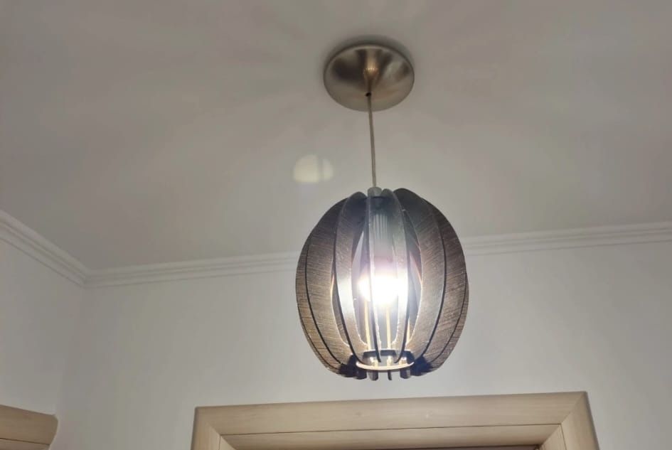 Lustre din lemn maro