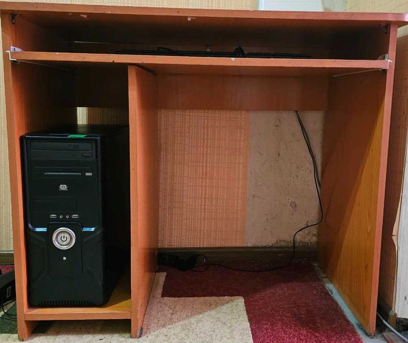 Продам стол компьютерный