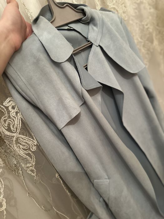 Плащ голубого цвета