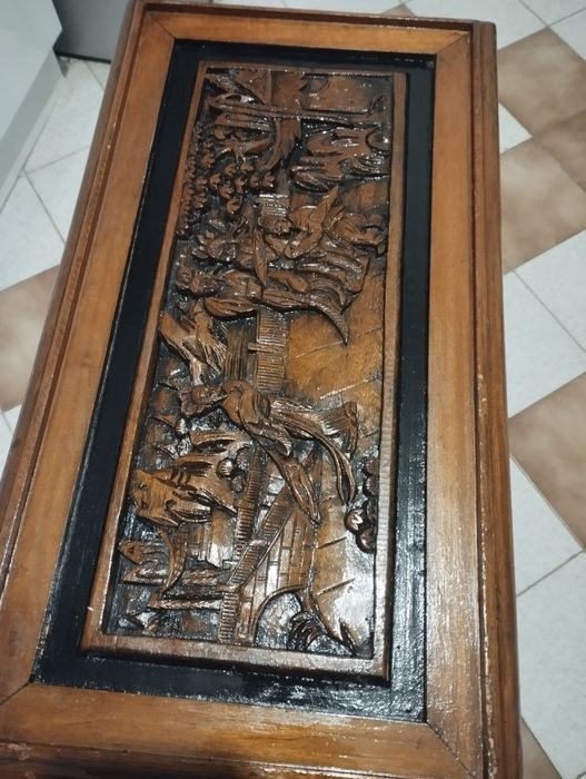 Прекрасна масичка със дърворезба