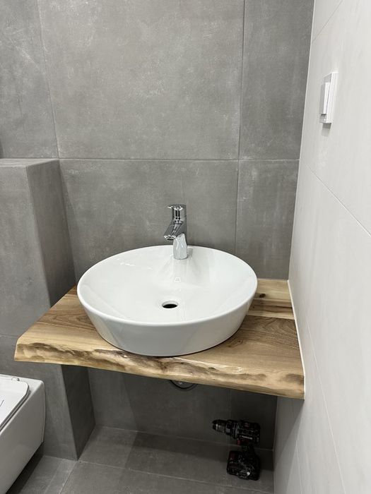 Плотове и мебели за баня от масивно дърво и епоксидна смола