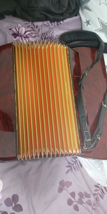 Vând  acordeon hohner verdi 3 M
