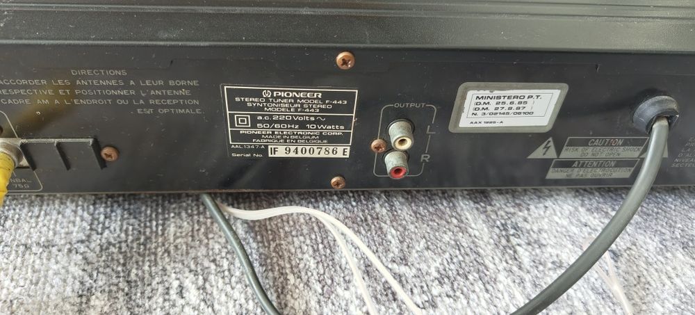 Sistem audio cu amplificator, tuner si 2 boxe