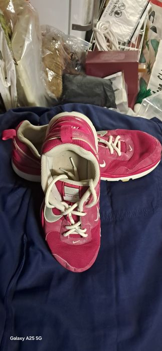 Adidasi Nike dama mărimea 40.5