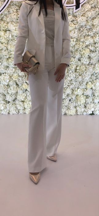 Продам белый брючный костюм