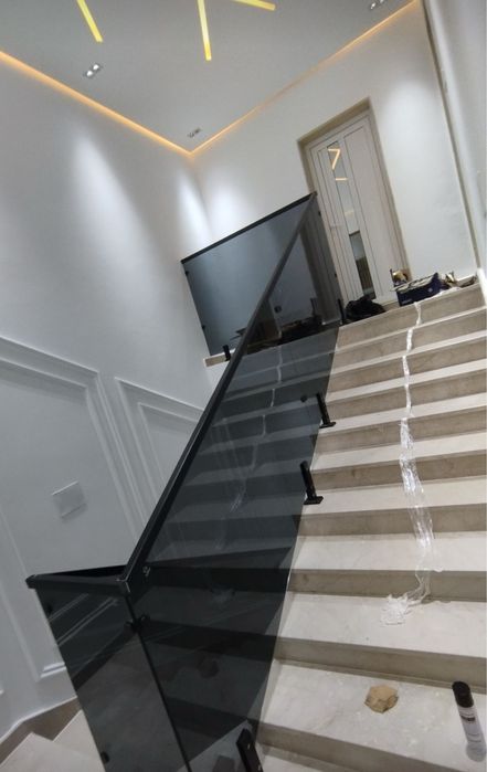 Перила стеклянные и в хайтек стиле