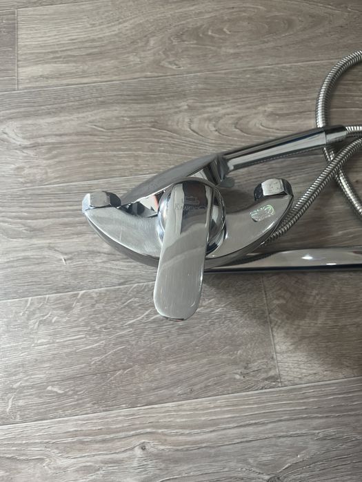 Продам смеситель для ванны