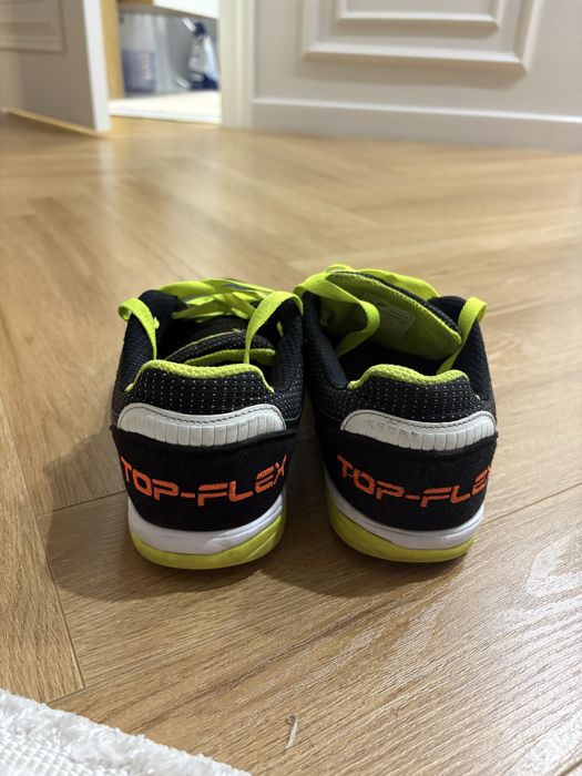 Продаю футбольную обувь