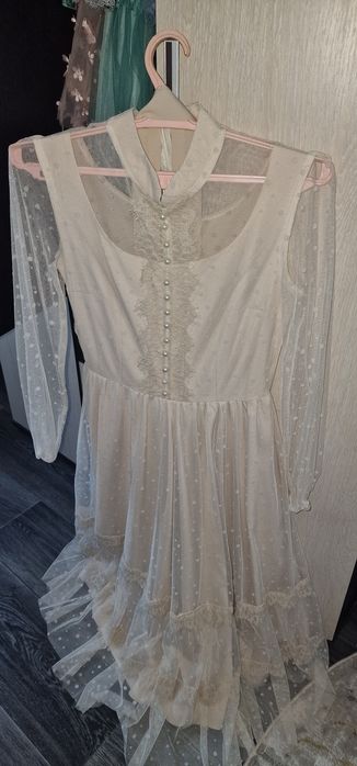 Продам платье на девочку и женское