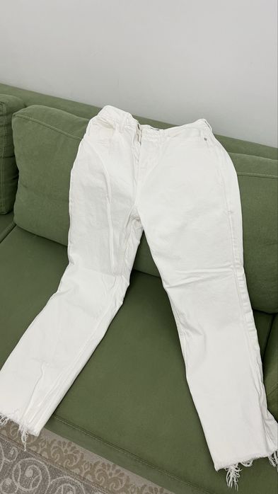 Белые джинсы ZARA