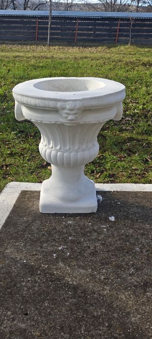 Ghiveci flori cu cap de leu