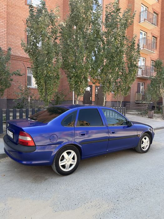 Продам машину опель вектра б