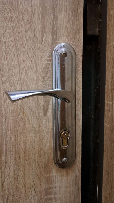 Продам ЖЕЛЕЗНУЮ ВХОДНУЮ ДВЕРЬ. В хорошем состоянии. Замки Российские