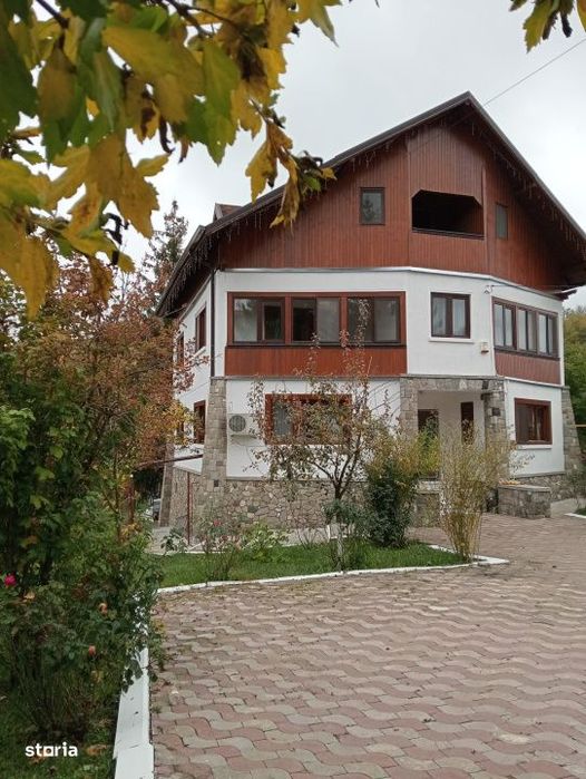 Casa spatioasa cu livada si vedere spre padure – Filipestii de Padur