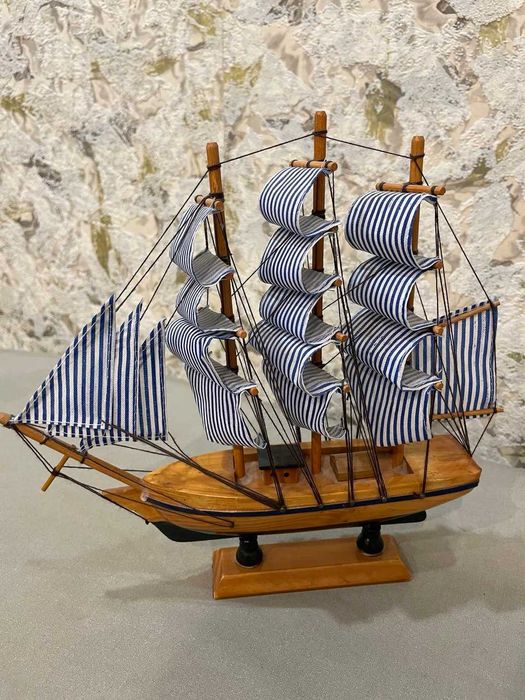 Сувениры (кувшин, парусники, вазочка)