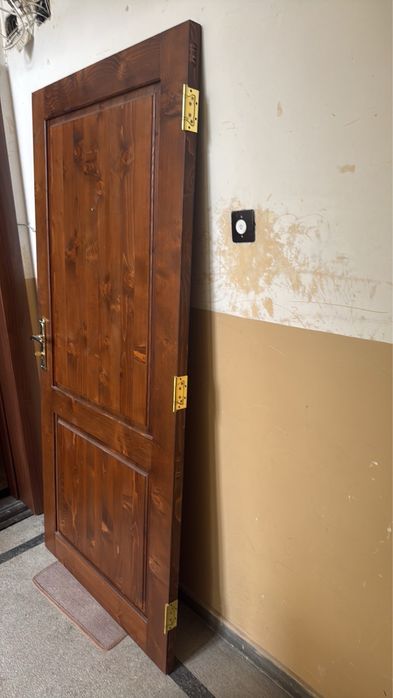 Входна врата от масивно дърво