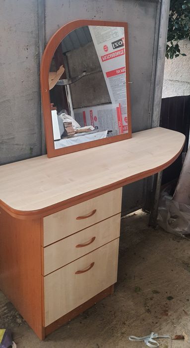 Masă machiaj cu oglindă