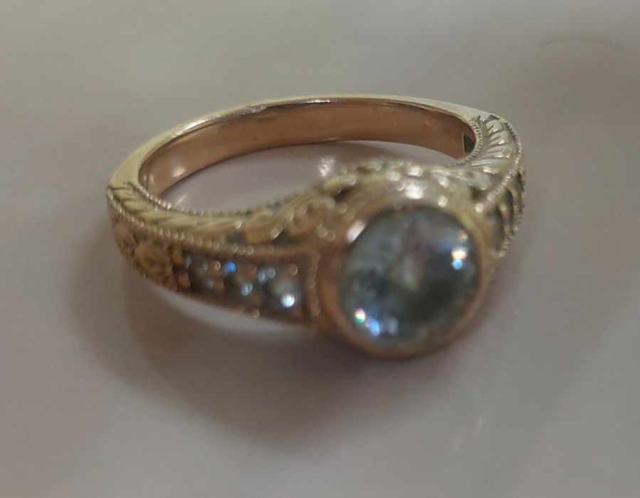 Красивое золотое кольцо