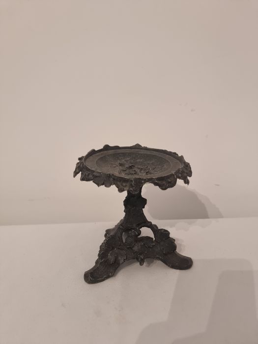 Suport metalic vechi, 14 cm, stil Rococo – antichitate decorativă