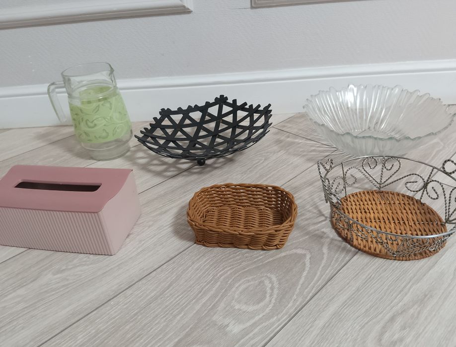 Вазы, корзины, графин, салфетница.