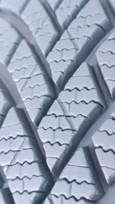 225/65/17 Bridgestone Дот 2923
