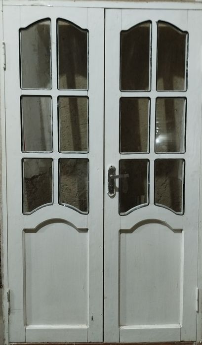 B.u eshik hamma joyi yaxshi